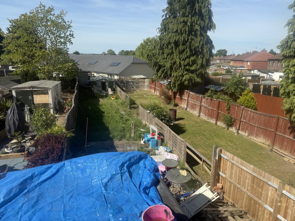 Lot: 88 - HOUSE IN NEED OF IMPROVEMENT - Rear Garden of House in need of refurbishment